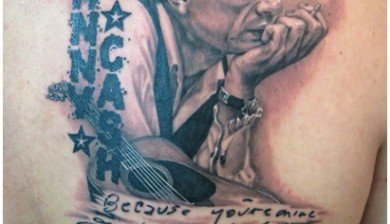 miss Nico stach auf der Tattoo expo 2015 in Zwickau ein Portrait von johnny Cash mit Gitarre und Schrift mit anteiligen elementen im Trash Style in schwarz weiß, so she tattooed in black and grey with lettering