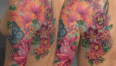 allstyle tattoo berlin ink miss nico flower blume bluete blossom butterfly schmetterling lilie lilith frangipani orchidee color colortattoo scartattoo cover coverup scarcover