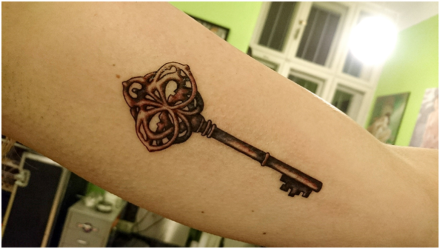 allstyle tattoo berlin ink sajo suriel schluessel key filigran smalltattoo small linework