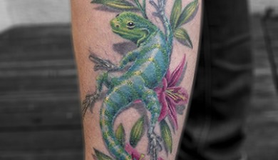 allstyle tattoo berlin ink miss nico lizard echse lilie lilith blume flower bluete blossom realistic realistictattoo color colortattoo