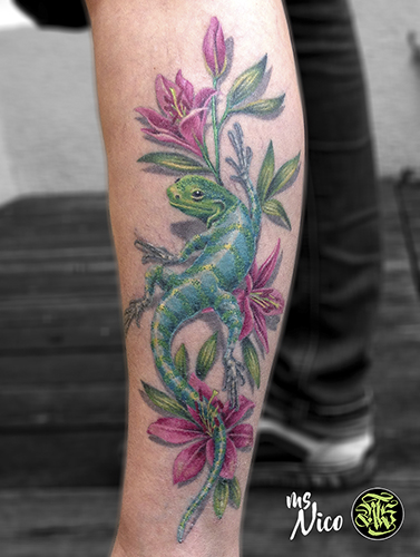 allstyle tattoo berlin ink miss nico lizard echse lilie lilith blume flower bluete blossom realistic realistictattoo color colortattoo