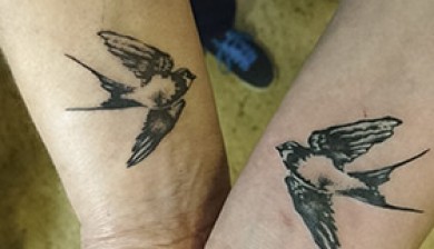 allstyle tattoo ebrlin ink sajo suriel schwalben swallow wrist handgelenk vogel bird sketch drawing pencildrawing