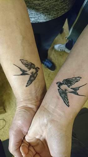 allstyle tattoo ebrlin ink sajo suriel schwalben swallow wrist handgelenk vogel bird sketch drawing pencildrawing