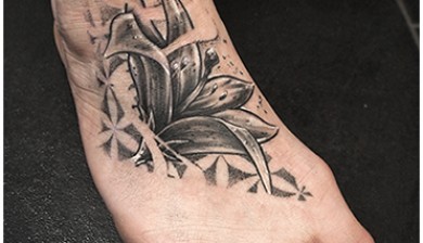 rouvenmaternetattoo rouvenmaterne rouven materne allstyletattooberlin allstyletattoo allstyle tattooberlin tattoo berlin ink lily llytattoo lilie lilientattoo foot foottattoo fuss fusstattoo blsckngrey black white
