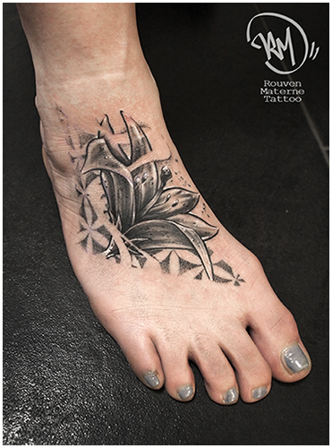 rouvenmaternetattoo rouvenmaterne rouven materne allstyletattooberlin allstyletattoo allstyle tattooberlin tattoo berlin ink lily llytattoo lilie lilientattoo foot foottattoo fuss fusstattoo blsckngrey black white