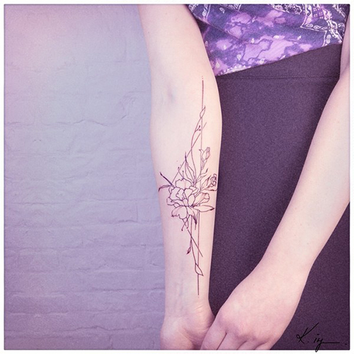 allstyletattooberlin katriningwersentattoo katriningwersen floraltattoo geometrictattoo armtattoo finelinetattoo fineline fineart linework lineworktattoo flowertattoo flower blackwork sketchtattoo