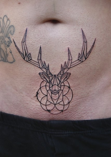Expressive fineline-underbelly-tattoo. Sajo Suriel doing an incredibly exact geometric design. allstyletattooberlin allstyletattoo sajosuriel sajotattoo hirsch geweih antlers stag lebensblume lebensblumetattoo floweroflife antlertattoo finelinetattoo geometrictattoos animaltattoo stagtattoo hirschtattoo unterbauchtattoo underbellytattoo