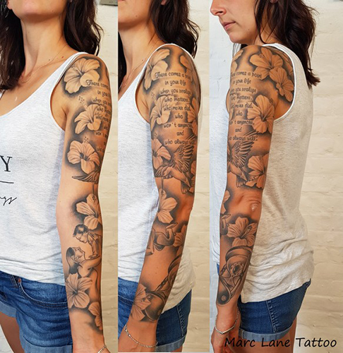 Ode to family-love in this Marc Lane full-sleeve. Beautiful organic black-and-grey work.derschön schattierter, organisch fließender Black-and-Grey-Stil. marclane marclanetattoo allstyletattooberlin allstyletattoo blackandgreytattoo healed ink family colibri tattoo hibiskus hourglass fullsleeve