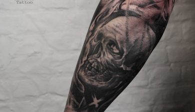 hourglassskull sanduhrschädel totenkopf skull mementomori rouvenmaternetattoo rouvenmaterne allstyletattooberlin allstyletattoo sleevetattoo skulltattoo hourglasstattoo freehandtattoo blackandgrey blackworksubmission blxink darkartists