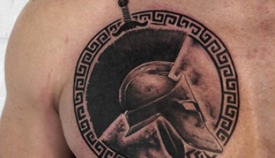 rouvenmaterne rouvenmaternetattoo allstyletattooberlin allstyletattoo allstyle thissparta spartan sparta warrior krieger gladiator chestpiece chesttattoo brusttattoo blxckink blackandgreytattoo
