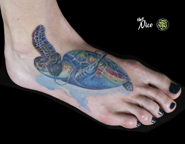 missnico allstyletattooberlin allstyletattoo turtleslovemusic schildkrötenhörenauchgernmucke turtletattoo schildkrötentattoo schildkröte turtle colortattoo realistictattoo realisticink colorrealism farbrealismus foottattoo fusstattoo