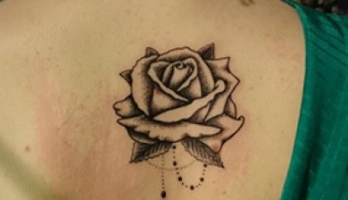 sajosurieltattoo sajotattoo sajosuriel allstyletattooberlin allstyletattoo dotwork blackandgreytattoo rückentattoo upperbacktattoo dotworktattoo tattoo rose wannadotattoo wannado girltattoo rosetattoo