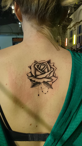sajosurieltattoo sajotattoo sajosuriel allstyletattooberlin allstyletattoo dotwork blackandgreytattoo rückentattoo upperbacktattoo dotworktattoo tattoo rose wannadotattoo wannado girltattoo rosetattoo
