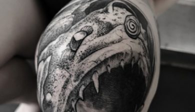 tts tattoo knietattoo blacktattoo blacktattooing blackink blxckwork kniescheibentattoo darkinkers arteobscurae darkart darkartists anglerfish anglerfisch laternenfisch lanternfish kneecaptattoo beautyinside kneetattoo blackwork girlswithtattoos inkedgirls girlswithink rouvenmaterne rouvenmaternetattoo allstyletattooberlin allstyletattoo