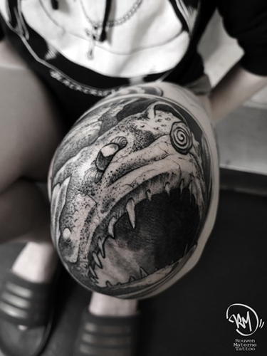 tts tattoo knietattoo blacktattoo blacktattooing blackink blxckwork kniescheibentattoo darkinkers arteobscurae darkart darkartists anglerfish anglerfisch laternenfisch lanternfish kneecaptattoo beautyinside kneetattoo blackwork girlswithtattoos inkedgirls girlswithink rouvenmaterne rouvenmaternetattoo allstyletattooberlin allstyletattoo