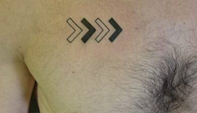 allstyletattooberlin allstyletattoo sajosuriel sajotattoo chesttattoo brusttattoo blackandgrey blackngreytattoo pfeile wegweiser arrows roadsigntattoo straßenschildtattoo smalltattoo