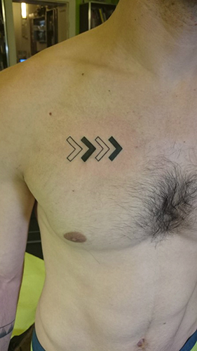 allstyletattooberlin allstyletattoo sajosuriel sajotattoo chesttattoo brusttattoo blackandgrey blackngreytattoo pfeile wegweiser arrows roadsigntattoo straßenschildtattoo smalltattoo