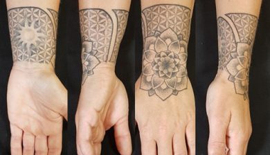 marclane marclanetattoo allstyletattooberlin allstyletattoo dotworktattoo bracelettattoo armreiftattoo blackandgrey wristtattoo handgelenkstattoo geomatric geometrictattoo pünktchentattoo pünktchenmandala dotworkmandala mandala handtattoo dotwork