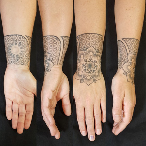 marclane marclanetattoo allstyletattooberlin allstyletattoo dotworktattoo bracelettattoo armreiftattoo blackandgrey wristtattoo handgelenkstattoo geomatric geometrictattoo pünktchentattoo pünktchenmandala dotworkmandala mandala handtattoo dotwork