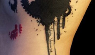 daniswaynetattoo daniswayne allstyletattooberlin allstyletattoo graphictattoo ribtattoo realistictattoo blackandredtattoo rippentattoo realistischestattoo birdtattoo vogeltattoo raventattoo rabentattoo zahnräder uhrwerk gearwheels