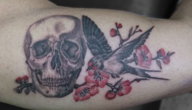 missnico missnicotattoo allstyletattooberlin allstyletattoo skulltattoo skullandswallow totenkopftattoo totenkopfundschwalbe schädeltattoo blackwork tattoo ink berlintattoo tattooberlin realistictattoo tattoorealistic darktattoos colorrealistic colorrealism farbrealistisch farbrealismus bizepstattoo bicepstattoo oberarmtattoo upperarmtattoo innenarmtattoo skullsforgirls
