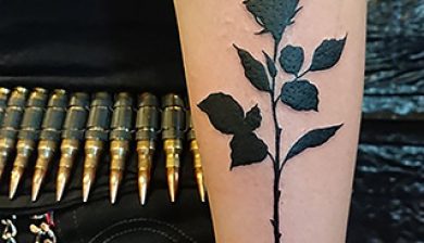 girlswithtattoos blackrose rosetattoo rosesilhouette unterarmtattoo forearmtattoo sajosuriel sajo sajotattoo allstyletattoo berlin jyväskylä finnland tattooconvention jkltattooconvention