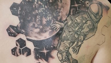 marclanetattoo marclane allstyletattooberlin allstyletattoo rückentattoo backpiece geometrictattoo geometric moontattoo mondtattoo kosmonautentattoo astronautentattoo astronauttattoo spacetattoo weltalltattoo outerspace mixstyletattoo tattooinprogress inprogresstattoo