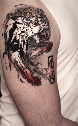 daniswaynetattoo daniswayne allstyletattooberlin allstyletattoo liontattoo löwentattoo lion löwe oberarmtattoo upperarmtattoo mischstiltattoo multistyletattoo mixstyletattoo graphictattoo watercolortattoo illustrativetattoo geometrictattoo lionking königderlöwen